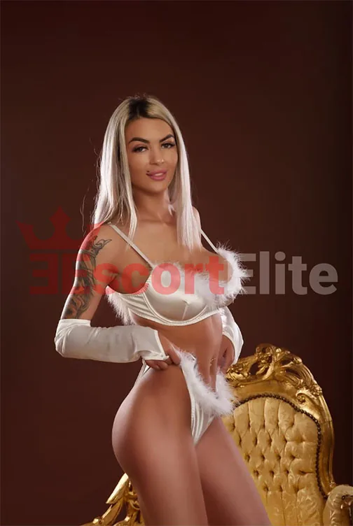 Lola – Escort Wien in verführerischem Outfit Escort Lola Wien im weißen Satin-Dessous mit Federn