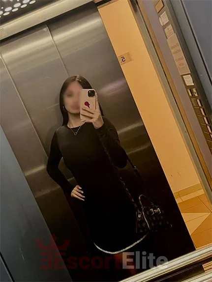 louisa-escort-wien-schwarzes-kleid.webp Louisa Escort Dame aus Wien im schwarzen Kleid und High Heels im Aufzug