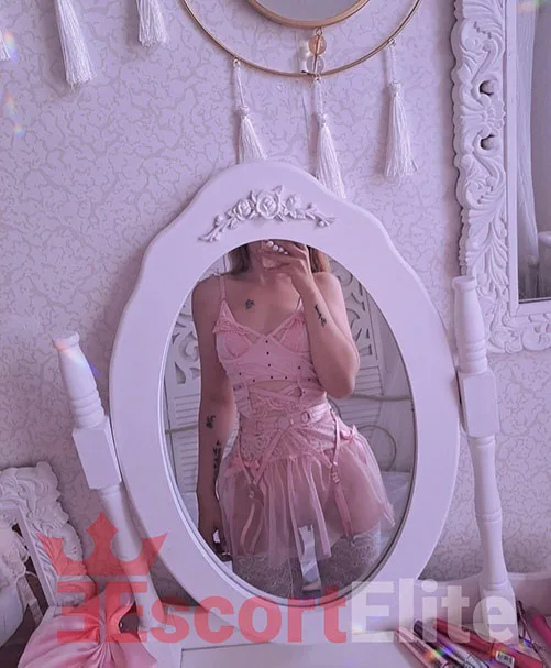 Gabi – feminine Eleganz und Zartheit Zarte Begleitung Wien Gabi in rosa Dessous vor Spiegel