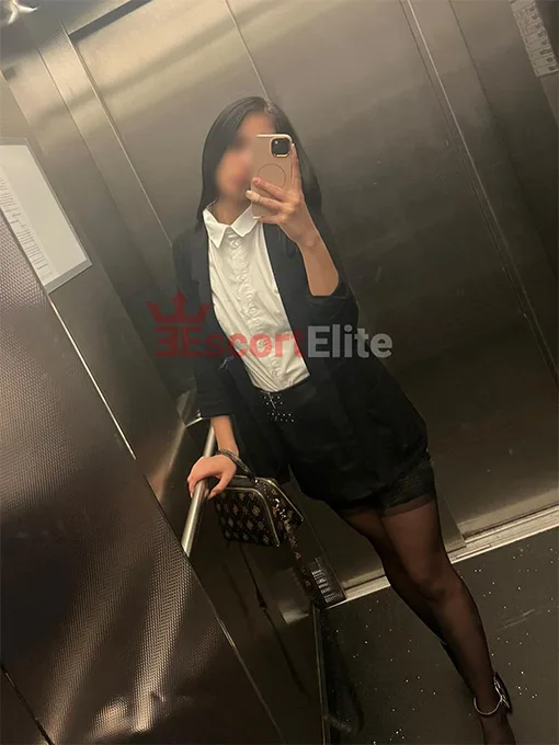 louisa-escort-wien-business-outfit-aufzug.webp Louisa Escort Wien im eleganten Business Outfit