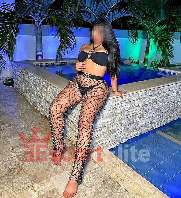 Spanische Escort Wien Melissa am Pool bei Nacht