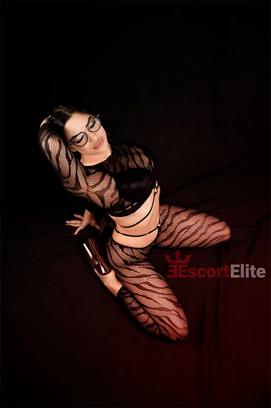 Verführerische Escort Dame Ruby Wien Ruby Escort Dame Wien in schwarzem Spitzen-Outfit und High Heels