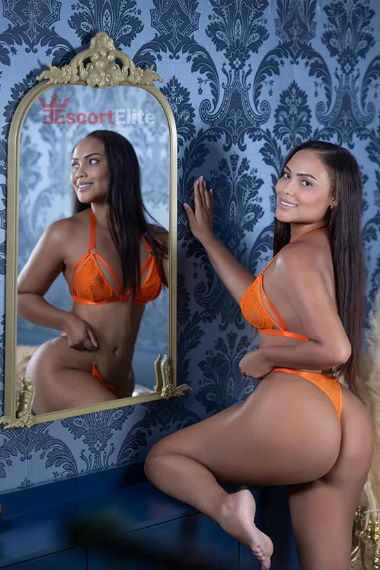 Naty – Exklusive Latina Escort Wien mit luxuriösem Stil Latina Escort Wien Naty vor luxuriösem Spiegel in eleganter Lingerie