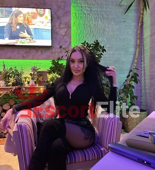 Luna in eleganter Lounge – Escort Wien stilvoll & diskret