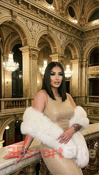 High-Class Escort Wien Celline im Abendkleid in luxuriösem Gebäude