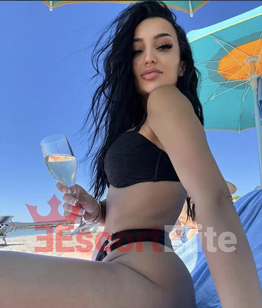 Luna im Bikini am Strand – Luxus Escort Wien international