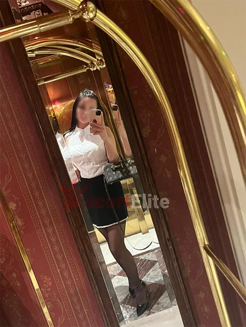 louisa-escort-wien-luxus-hotel-outfit.webp Louisa Escort Wien im luxuriösen Hotel Outfit