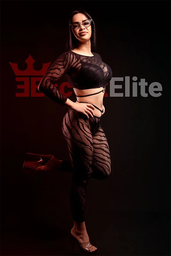 Ruby Escort Wien mit natürlicher Schönheit Ruby Escort Wien im eleganten Spitzen-Outfit mit natürlicher Figur