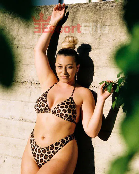 Blonde Escort Wien mit luxuriösem Sommer Look und femininen Kurven